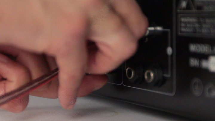 conexión en una instalación HiFi con un cable de altavoz sin conectores.