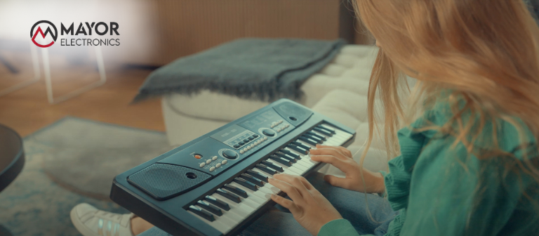 ¿Por qué un piano digital para niños es el mejor instrumento para iniciarles en la música?