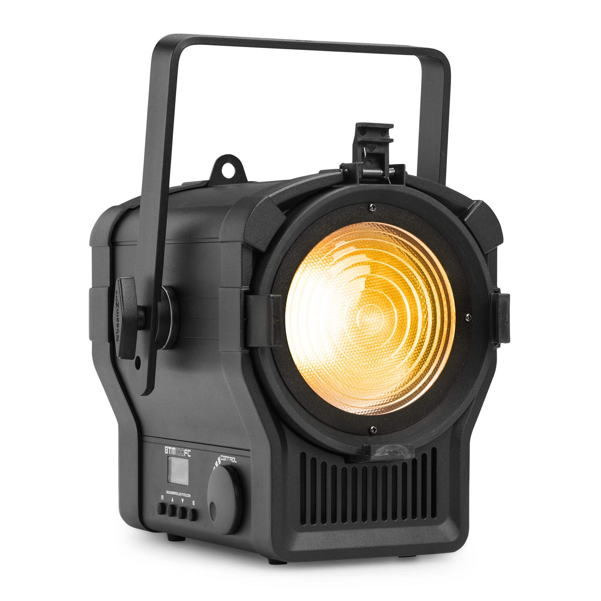 BeamZ BTM100FC – Fresnel LED RGBALC 100W con zoom motorizado 15°-55°, control DMX y funcionamiento sin parpadeo